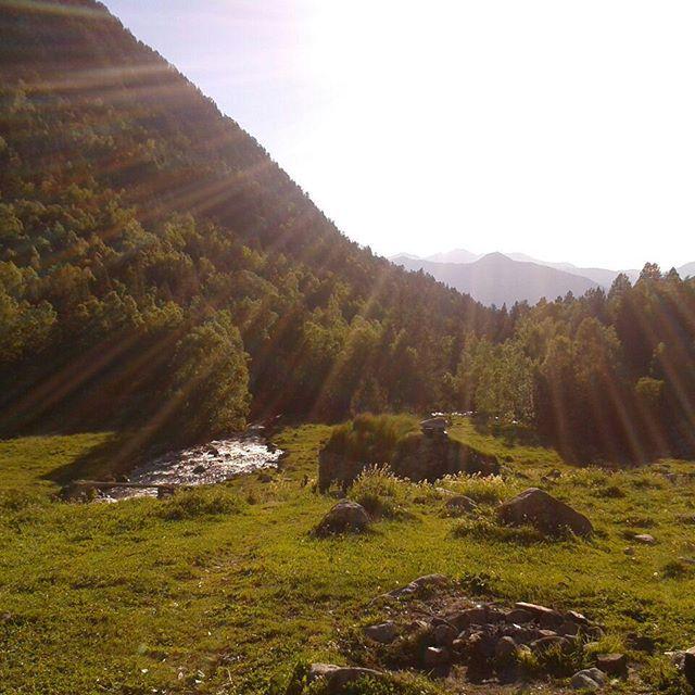 No hace falta subir al cielo para estar en el paraíso.  Vall del Madriu. 
#andorra #igersandorra #andorraworld #and…