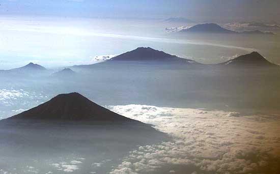 Magelang dikelilingi oleh 5 gunung indah ; Merapi, Merbabu, Telomoyo, Menoreh, dan Sumbing.