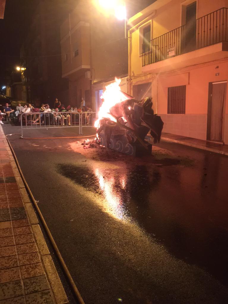 ElCompromis's tweet image. Foguera 2015!!