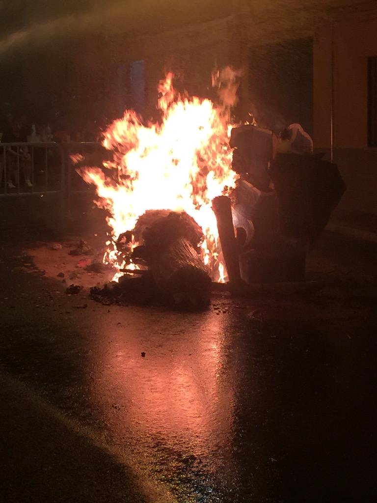 ElCompromis's tweet image. Foguera 2015!!