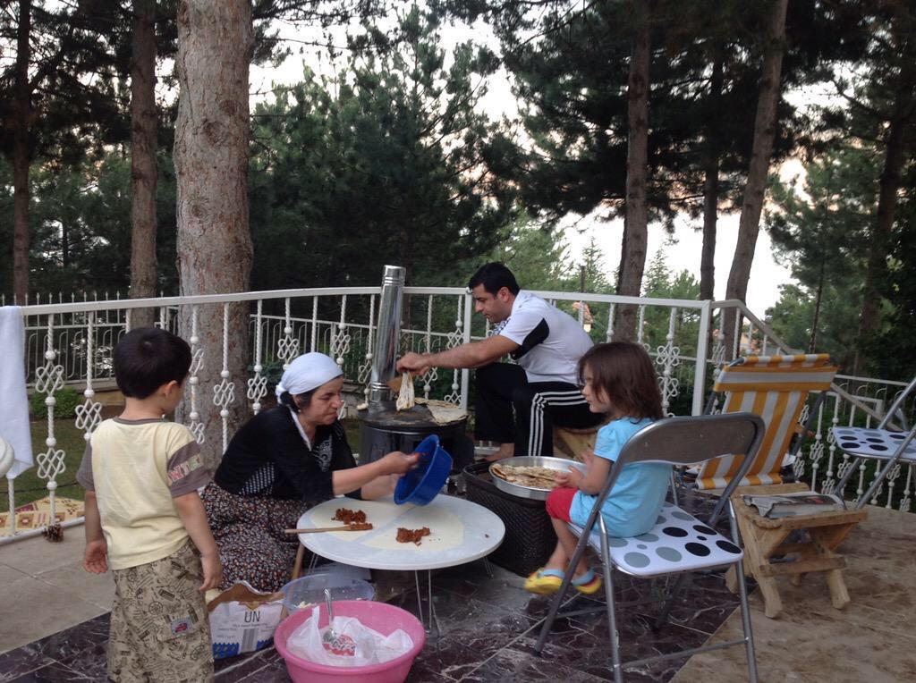 Selahattin Demirtaş'tan sac başında gözleme ntv.ac/1G2llKl