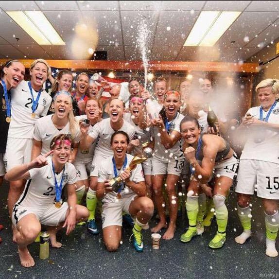 dustinlynch's tweet photo. 🏆🇺🇸 These CHAMPIONS deserve one #HellOfANight 👏🏻 #WorldCupChamps #USWNT http://t.co/iWItgd1piJ