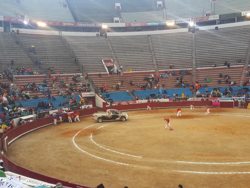 Taurinisimos's tweet photo. La Bronca de varias Temporadas... "La Camioneta" #Fatal. #Novilladas2015. http://t.co/hVLNnmuJp2