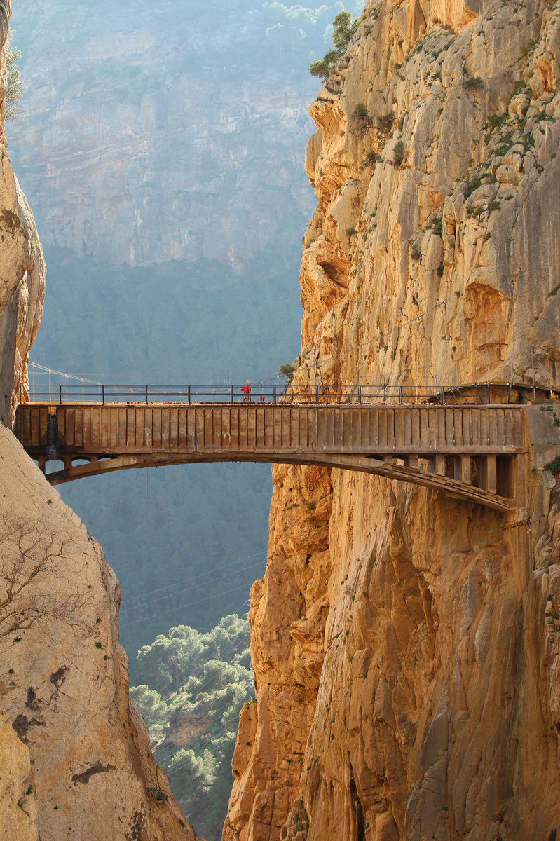 EspanaEnLatam's tweet photo. Sin miedo en el Caminito del Rey http://t.co/sPHoFFXVKw  @el_pais #spain #visitspain http://t.co/GudsDy381k