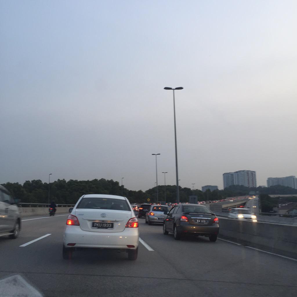 srslyshrn's tweet photo. Kalau hari hari macam ni jamm dia memang kena gerak lepas sahur ke cane 😅 #firstdayintern http://t.co/oJWkwdsAuB