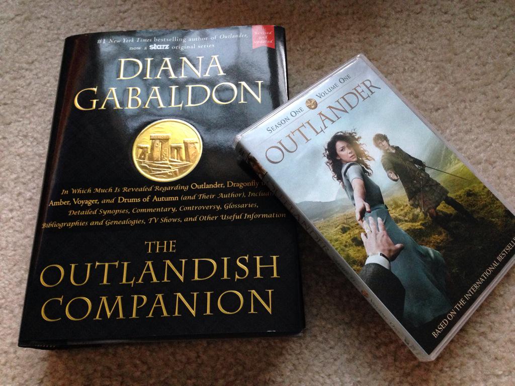 pacholski_maria's tweet photo. Had fun today at #Outlanderevent #GetPopCulture.Won the raffle;Companion bk,DVD,poster. So thrilled!!!@Heughligans http://t.co/qLi7tMStGD