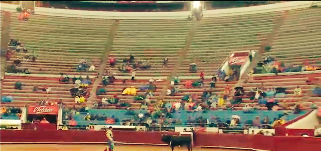 Twittaurino's tweet photo. Finalmente no paso nada en el sexto ante un fondo de desolación Monumental #Novilladas2015 http://t.co/0kCH7uTsJU