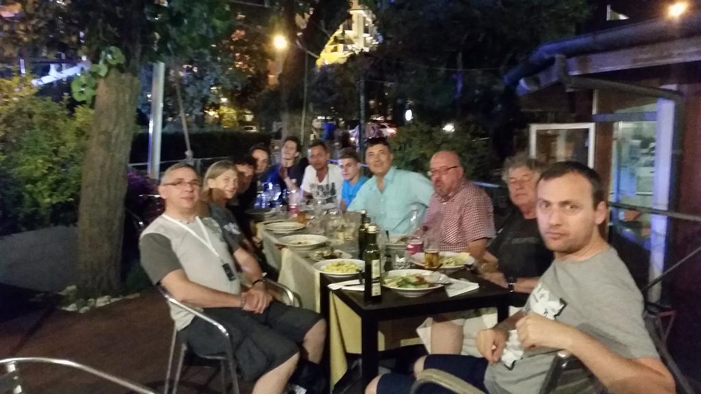 SergeODIN's tweet photo. enfin un bon repas entre amis pour se remettre de nos émotions et essayer de vivre au mieux cette compétition ! http://t.co/UxOIgSsVS1