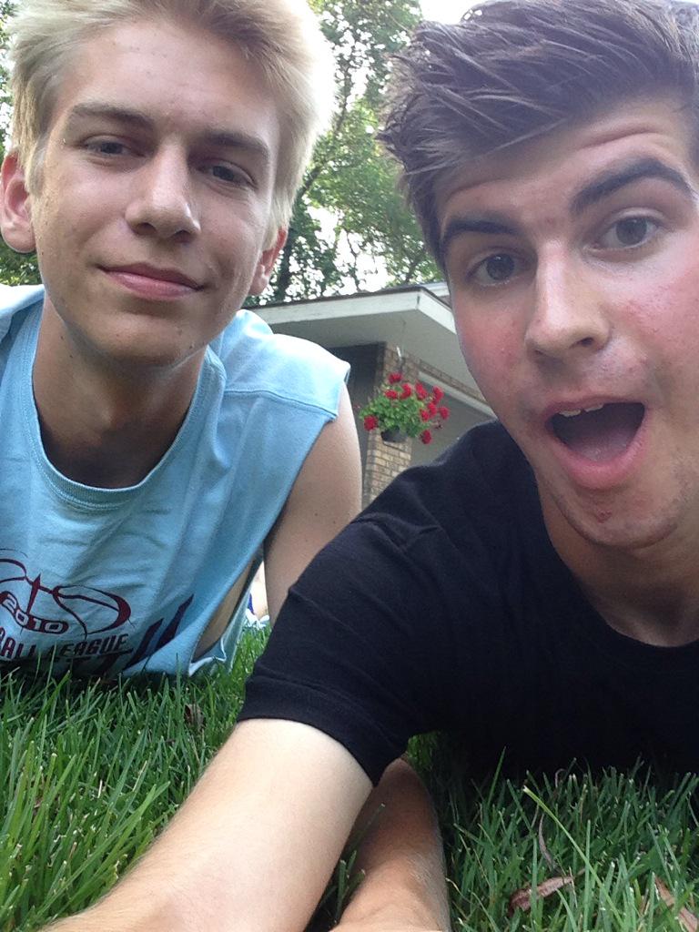 ThaDartVaders's tweet photo. Just chilling with my buddy @Drew_Johnson32😊🔫 #KillNumber8 http://t.co/x5lE8CX92F