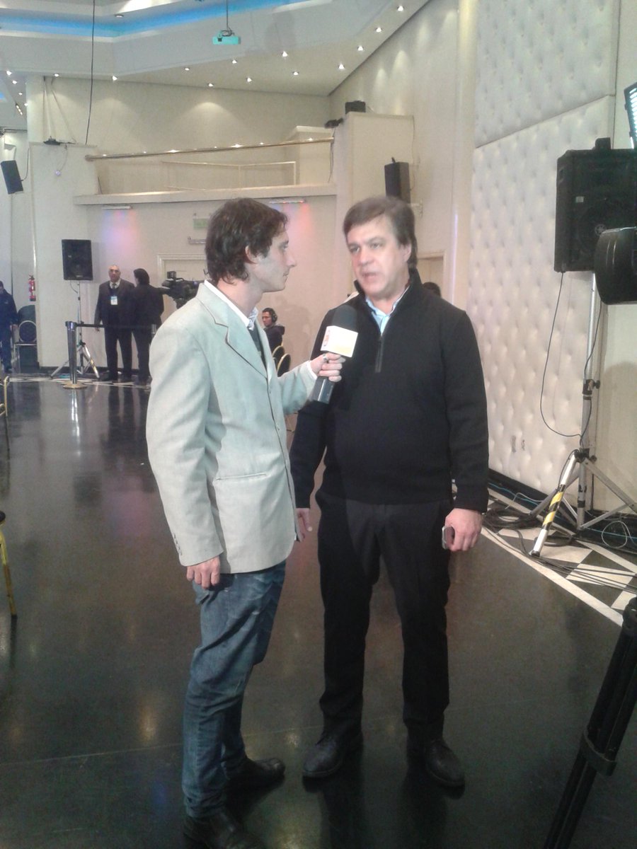 Stephiemazza's tweet photo. #RoyCortina uno de los últimos candidatos en abandonar el bunker, presta declaraciones para los medios @tydradio #ECO http://t.co/4nNezTM40T