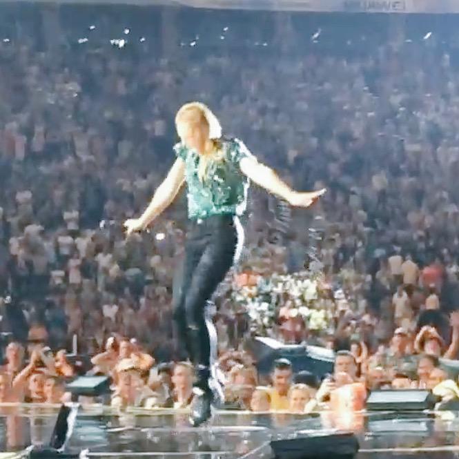 __helenefischer's tweet photo. Wegen genau dieser Dinge liebt man sie doch noch mehr ☔️💚 #HeleneFischer #Farbenspiel2015 http://t.co/1CYBIHB5Dm