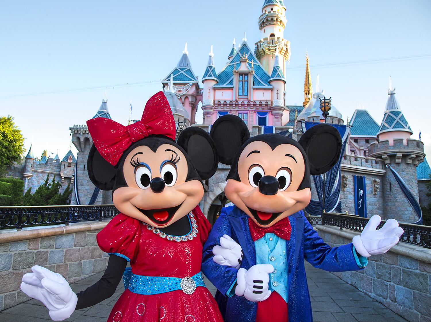 ディズニー公式 カリフォルニア ディズニーランド リゾート 60周年記念 ダイヤモンド セレブレーション 開催中 ミッキー とミニーも装いを新たに登場 このコスチューム姿のミッキーたちに会えるのは今だけ Http T Co Kpaorwb4gi Http T Co