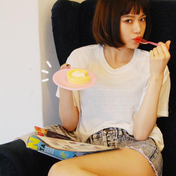 NYLONJAPAN's tweet image. itガールも虜に♡　LAWSONの絶品『プレミアムロールケーキ』

▶buff.ly/1LYNTto

新しくなったローソンのプレミアムロールケーキをitなスイーツニスタが試食中♪　みんなのインスタをチェックしてね！