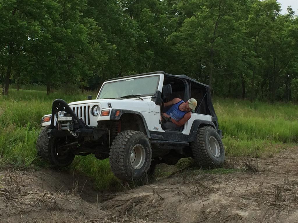 IndianaJeepers's tweet photo. #threewheeling @figert @KessieJeepFarm @THEJeepMafia @Jeep_Family http://t.co/bw02bj2mUZ