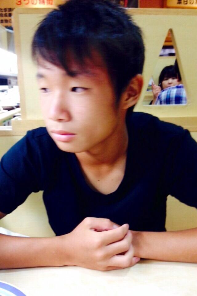 osakars_fc's tweet photo. 続いての紹介☆
名前→大塚 海地(おおつか かいじ)
出身校→伏見工業高校
ポジション→CB,SB,FW
好きなチーム→レアルマドリード
おっとりとした顔立ちとは、
裏腹にサッカーとなると
人格すら変わる彼は、
誰も手に負えなくなる！ http://t.co/h3K4OSMvd4
