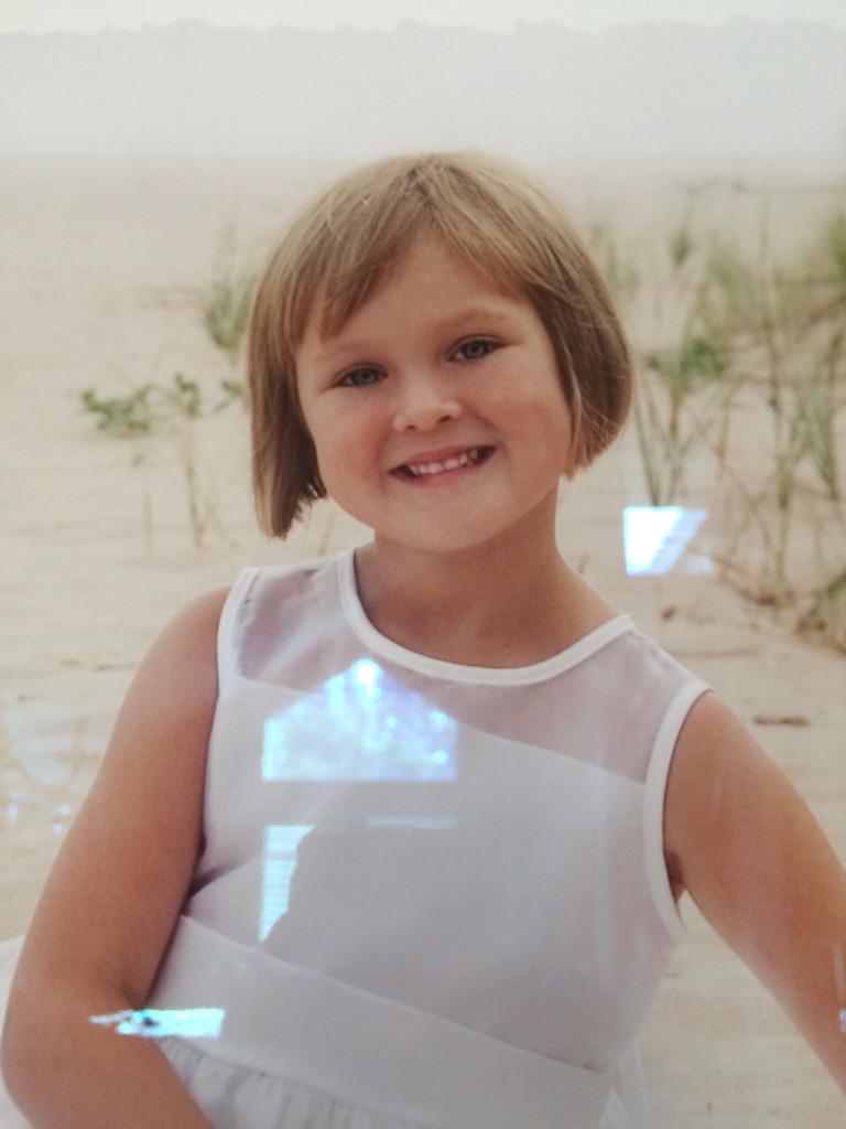 hannahsprinkle_'s tweet photo. Rt if ally should go back to this hair http://t.co/eAf1go1xwT