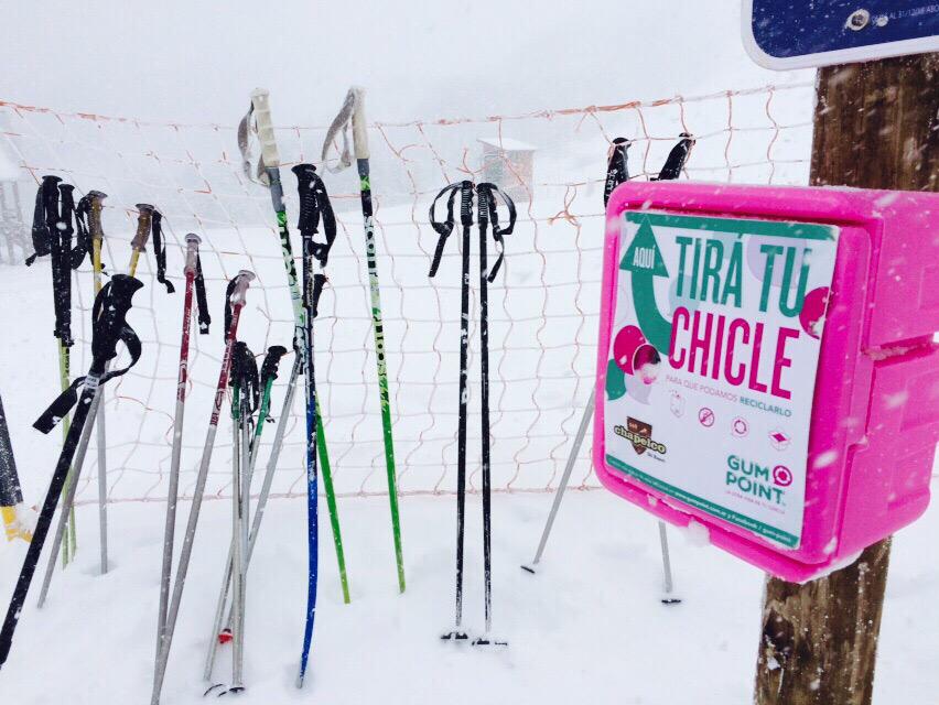 gumpoint's tweet photo. GUMPoint en Chapelco 2015! Tirá tu chicle que podemos reciclarlo! http://t.co/6qew6ajDlH