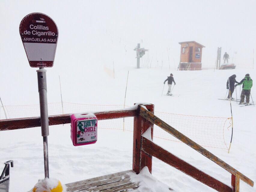 gumpoint's tweet photo. GUMPoint en Chapelco 2015! Tirá tu chicle que podemos reciclarlo! http://t.co/6qew6ajDlH