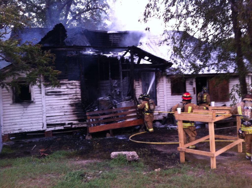 MichaelKTRE's tweet photo. @KLTV7 @KTREnews #Breaking a couple escapes a @cityislandlou house fire. http://t.co/6EWr9JDFQE