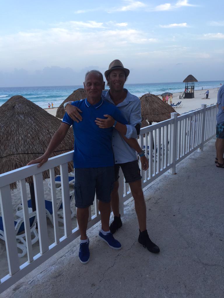 Treeziee's tweet image. @warrenmcmahon room 212 it's the blue long sleeve with elbow patches that weren't on the elbows 😂