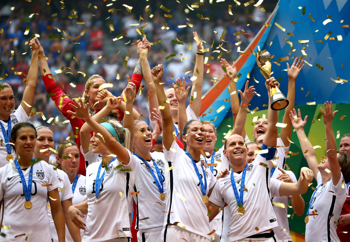 elnuevoherald's tweet photo. EEUU aplasta a Japón y se corona en Mundial femenino #WorldCup2015 #FIFAWWCFinal http://t.co/FoZ8h5pGl1 http://t.co/XIBIzUjKeZ