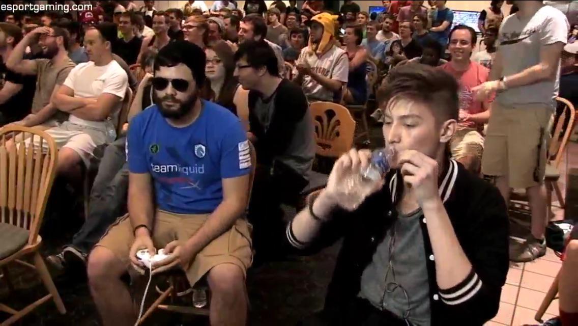 TeamLiquid's tweet photo. HUNGRYBOX cheers from the crowd! @LiquidHbox ties it up 1-1 vs Leffen in the #FCReturn Grand Finals. http://t.co/chXBxdP4iF