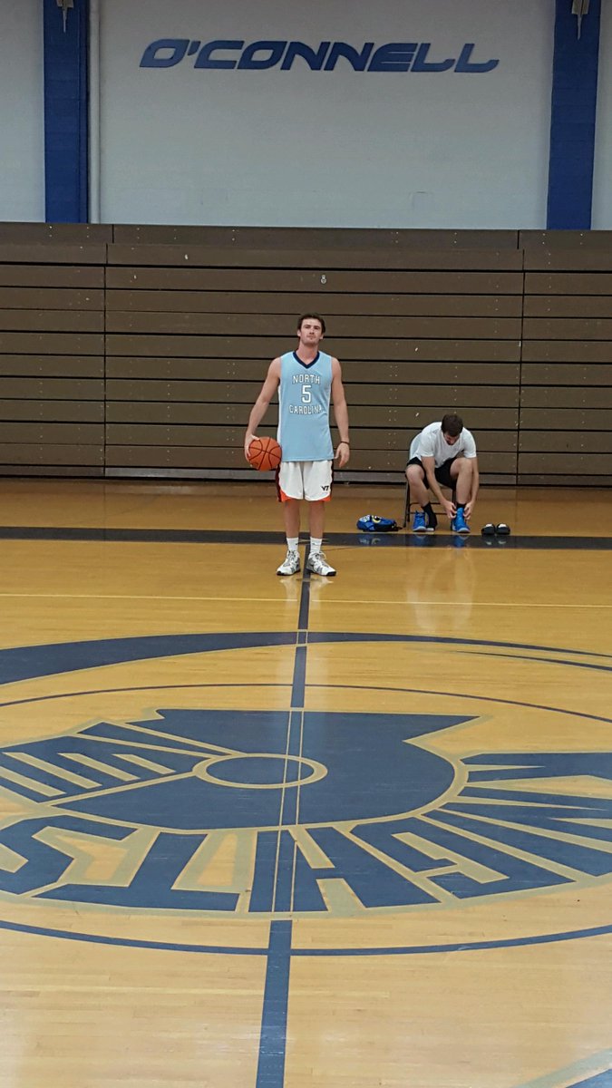 dj_triscuits's tweet photo. Repping @KButter5 in the gym he ran #DJO #UNC #2010class http://t.co/rnVvGeGv1U