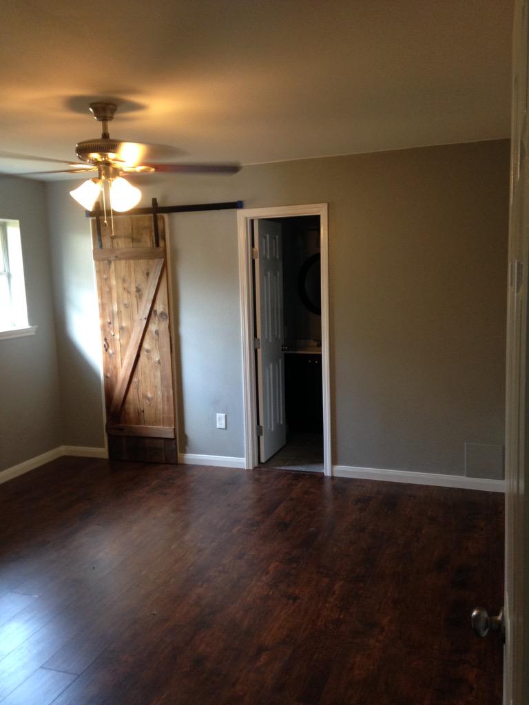 mbird_mhb's tweet photo. @bromco @hgtv Yes! Great job ladies! I wanna be on next season! Built this barn door out of fence boards with my dad! http://t.co/8dYuTmQIOO
