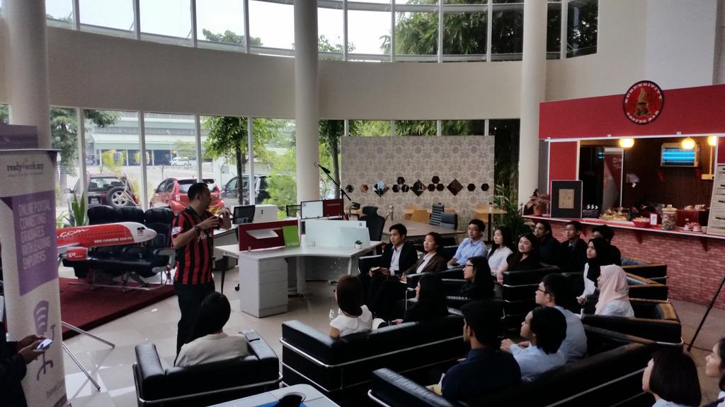TalentCorpMsia's tweet photo. Simon of @AirAsia speaks to the students at #BreakfastwithCEO while we wait for TS @tonyfernandes . http://t.co/P8w9gyd0u1