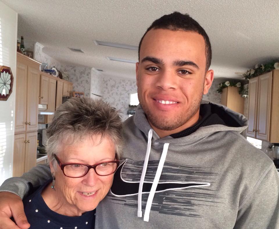 53Mets2015's tweet photo. Desmond with his favorite Mets Grandma! http://t.co/lBi7UobJJX