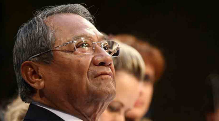 globovision's tweet image. Manzanero: “Donald Trump es tan pobre que sólo tiene dinero” goo.gl/N0s2Yq