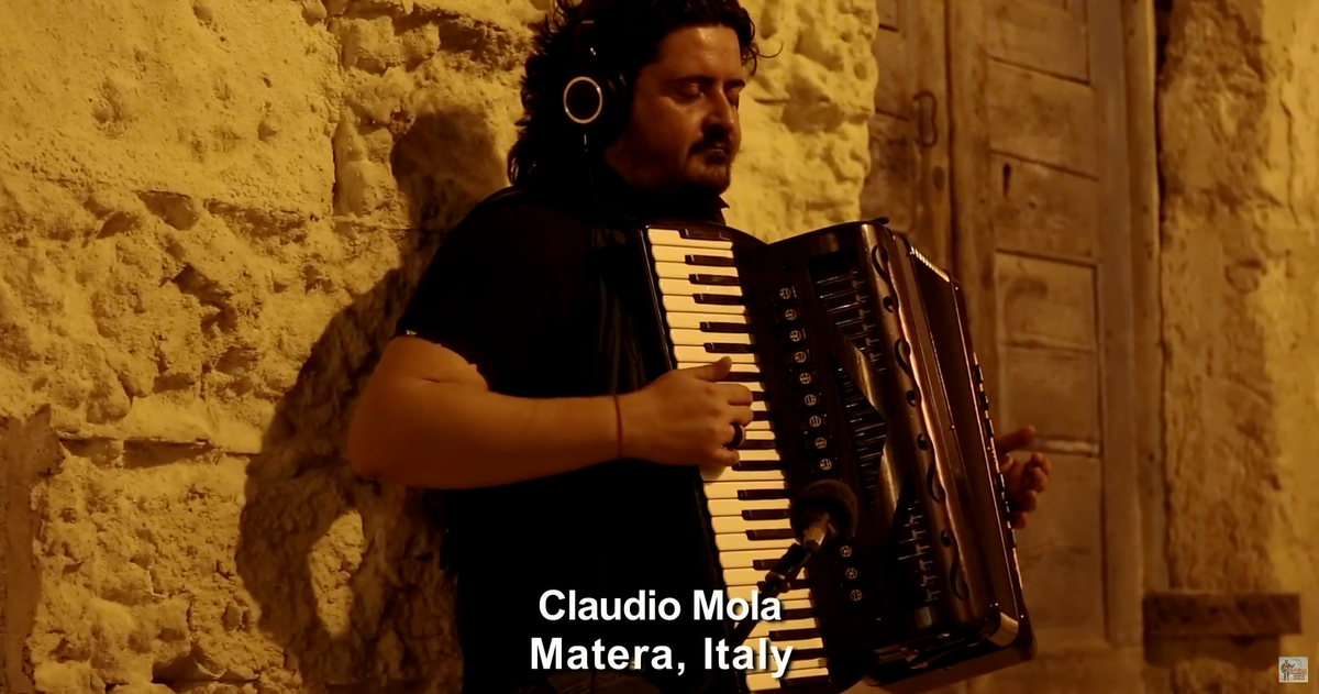 DonatoMola's tweet photo. #PlayingForChange suonato e girato anche nei Sassi di Matera. E guardate chi canta! https://t.co/CiU9FPmDfT http://t.co/p7XlWCjpoy