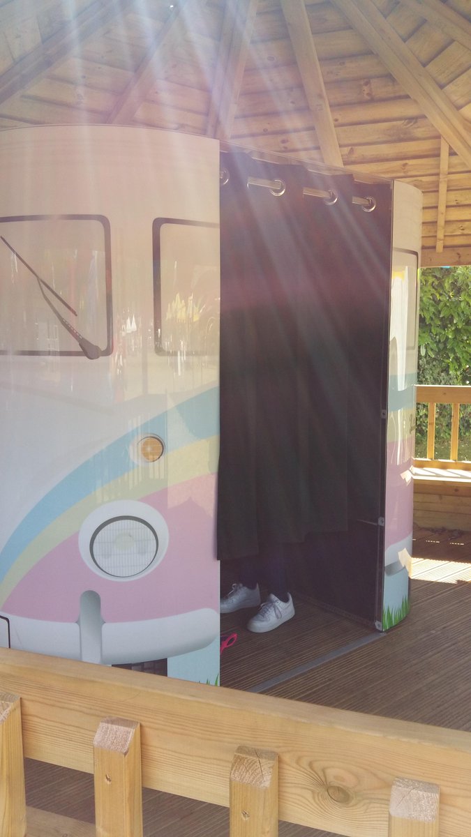 HelloJustPose's tweet image. Photo Booth outdoors..? Yes please! #lovethisweather #sunny #festival #TeamChris