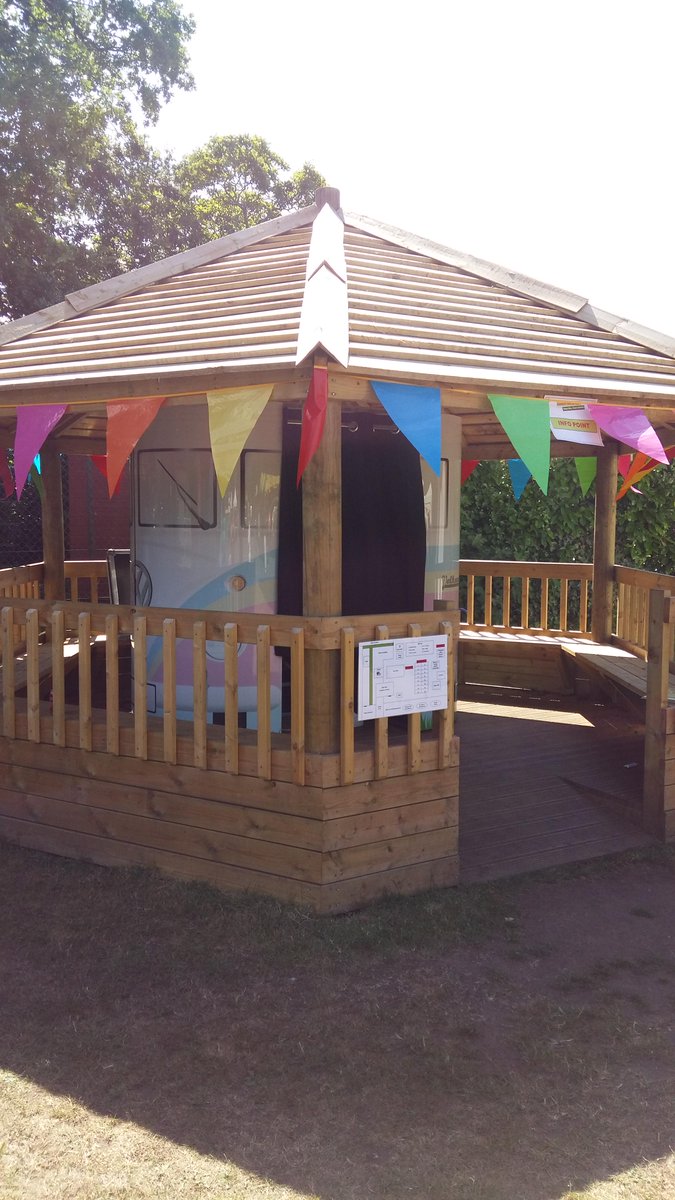 HelloJustPose's tweet image. Photo Booth outdoors..? Yes please! #lovethisweather #sunny #festival #TeamChris