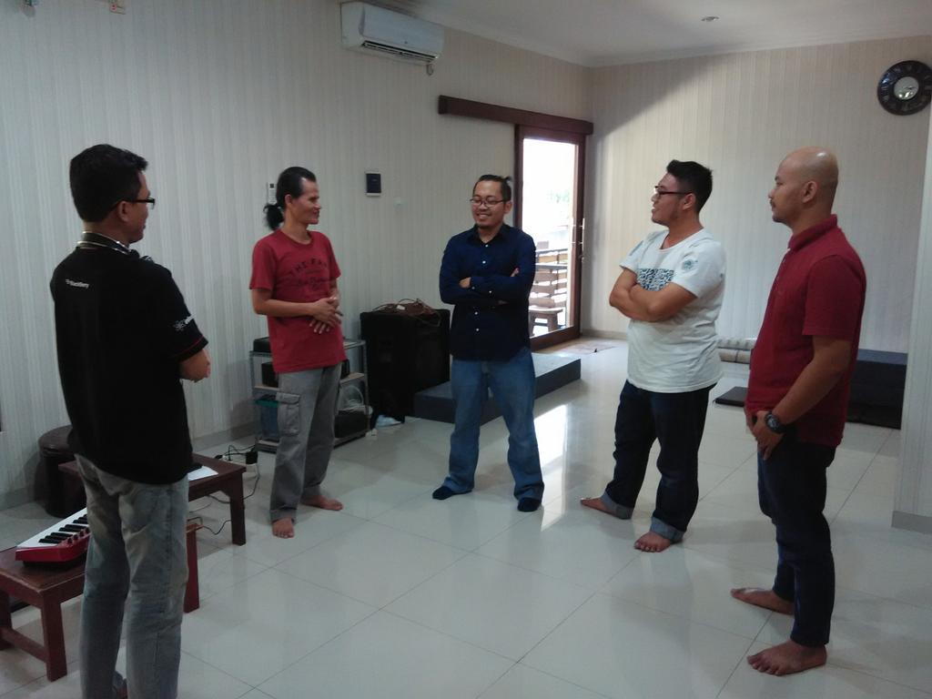 Mas <a href="/achmadzaky/">Achmad Zaky</a>, CEO BukaLapak bersilaturahim bersama <a href="/iLiksAs/">Lawan Diri Sendiri</a> <a href="/muhamyakbar/">Muhamy Akbar</a> <a href="/yogadanu/">Uncle Bambank</a> di #RumBelJRU