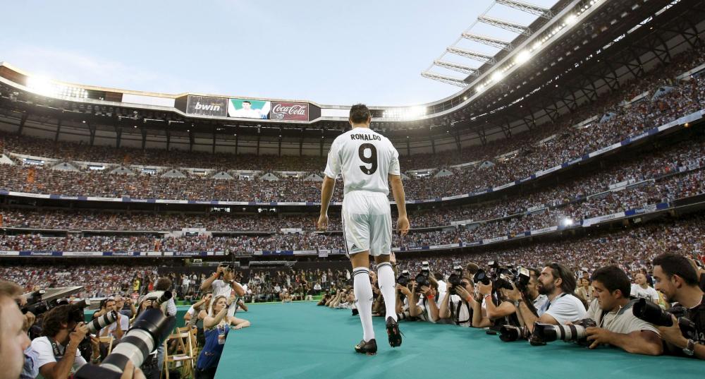 _nestedia_'s tweet photo. Em 2009, Cristiano Ronaldo foi apresentado no Real Madrid num Santiago Bernabéu lotado. http://t.co/x8BWOmUYpn