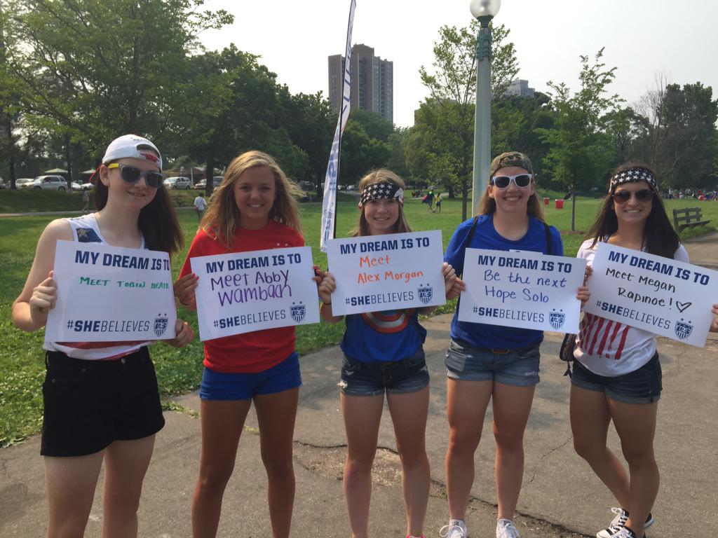 _mckennagardner's tweet photo. my night in 4 pictures #USA #USWNT #SheBelieves #Chicagowatchparty 🔴⚪️🔵 http://t.co/9VUAvDGFfP