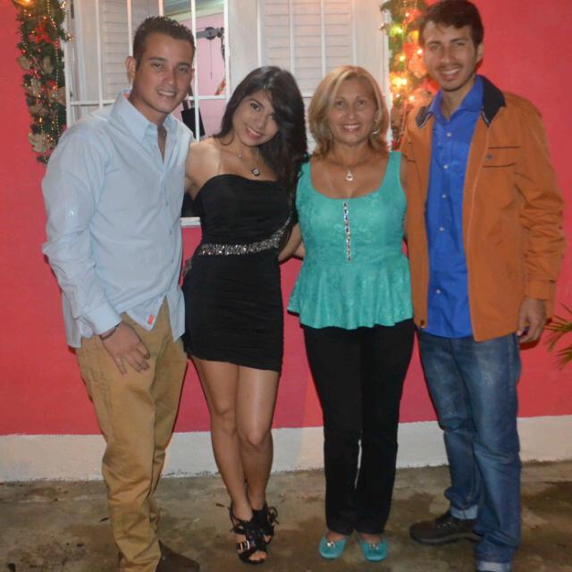 leis_Pablo's tweet photo. Mi familia http://t.co/Xw9lDWAPy3