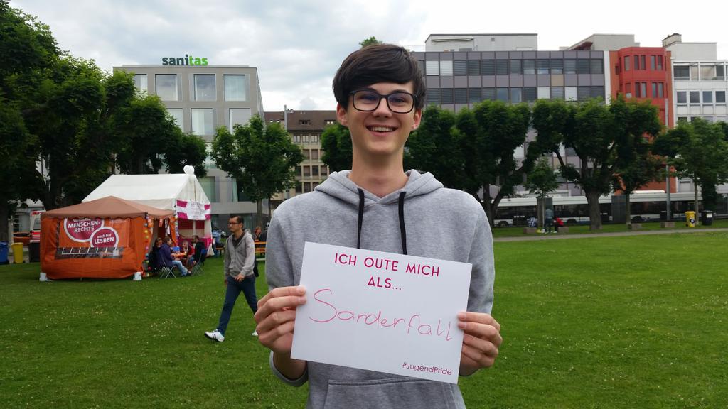 JugendPride's tweet photo. Fundstücke aus der Vergangenheit. Zürich Pride 2015 #JugendPride http://t.co/uxQ8GwXxQP