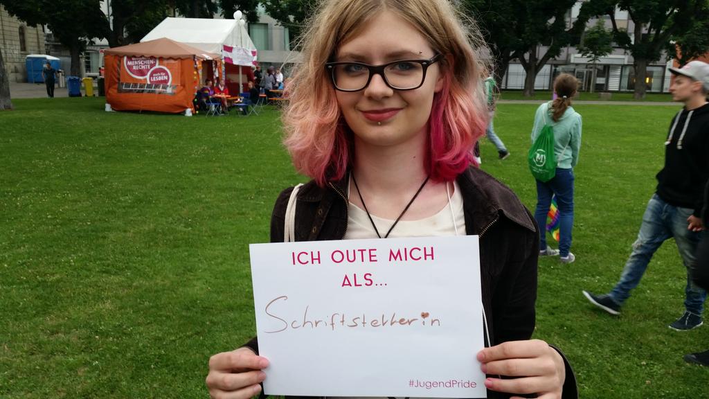JugendPride's tweet photo. Fundstücke aus der Vergangenheit. Zürich Pride 2015 #JugendPride http://t.co/uxQ8GwXxQP