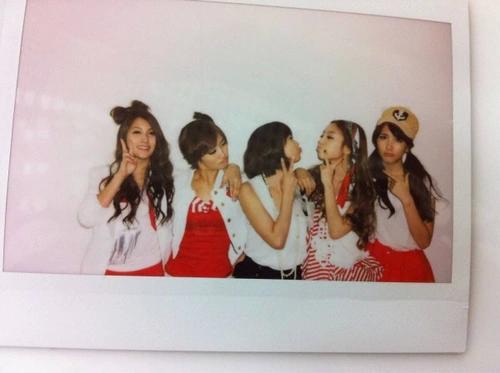 Ya kadang suka baper kalo liat foto kara berlima gini..........