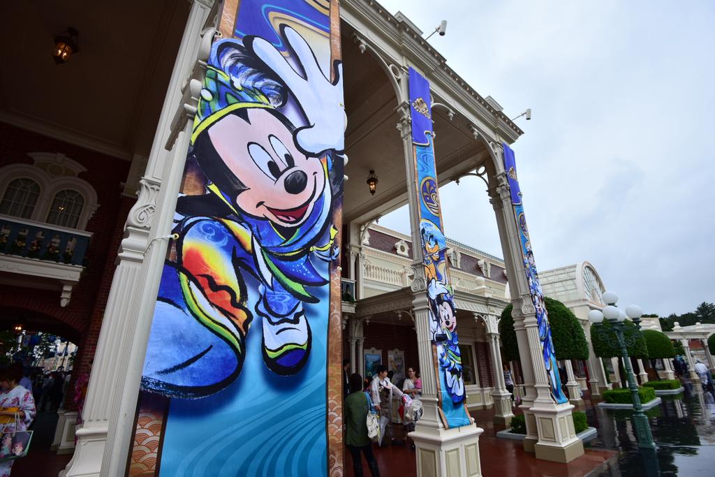 Disney Colors クロロ A Twitteren 7月9日からの夏イベント ディズニー夏祭り のデコレーションも もうありましたよ 雅涼群舞 のドナルド率いる雅絢爛 燦 と ミッキー率いる涼舞疾風 翔 のバナーがかっこいいです Http T Co 51onj4vvku Http T Disney Colors クロロ A Twitteren 7月9日からの夏イベント ディズニー夏祭り のデコレーションも もうありましたよ 雅涼群舞 のドナルド率いる雅絢爛 燦 と ミッキー率いる涼舞疾風 翔 のバナーがかっこいいです Http T Co 51onj4vvku Http T