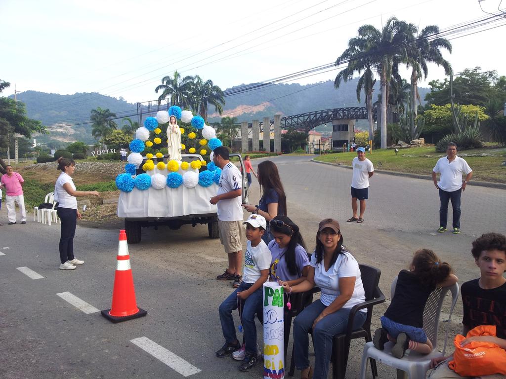 Expresoec's tweet photo. Habitantes de Portal al Sol esperan al papa con una virgen en vía a la costa. Vía @dani_solorzano http://t.co/kqP7dsOHYz