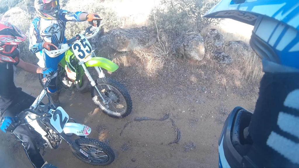 djjuanki_11's tweet photo. @jesus_kx @davidgr766 hay que volver otra vez a las andadas #kawasaki #suzuki #apollo125 #santana #elzumos #elpapeles http://t.co/mzG2orol4A