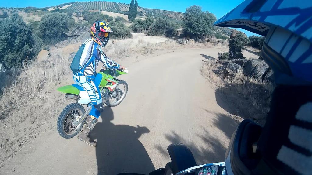 djjuanki_11's tweet photo. @jesus_kx @davidgr766 hay que volver otra vez a las andadas #kawasaki #suzuki #apollo125 #santana #elzumos #elpapeles http://t.co/mzG2orol4A