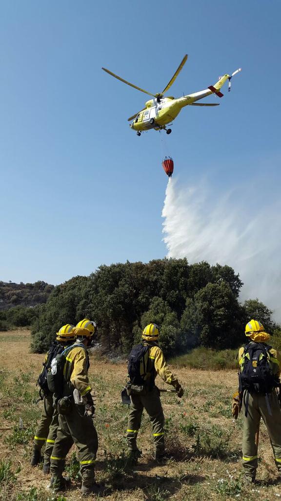 AT_Brif's tweet photo. Gran trabajo tambien de los helicopteros #BRIF y demas medios aereos refrescando el perimetro de #IFLuna #IIFF http://t.co/1iDLHW7sFJ