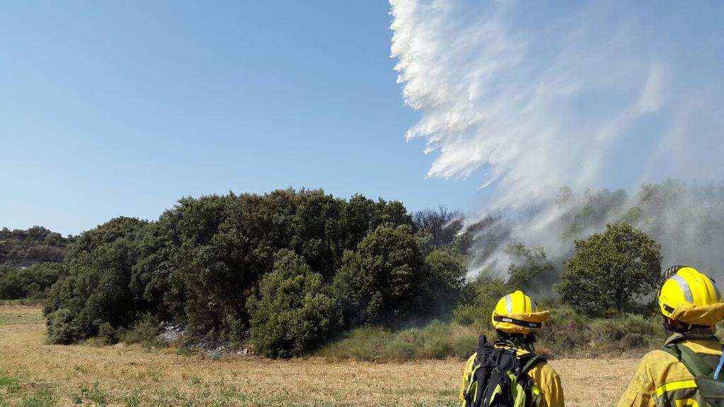 AT_Brif's tweet photo. Gran trabajo tambien de los helicopteros #BRIF y demas medios aereos refrescando el perimetro de #IFLuna #IIFF http://t.co/1iDLHW7sFJ