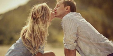 GinaTarlayan's tweet photo. #JournéeInternationaleDuBaiser ! @Cosmopolitan_fr vous dit qui embrasser : http://t.co/SsUPKEM3fc #love #amour http://t.co/3To1iw94aG