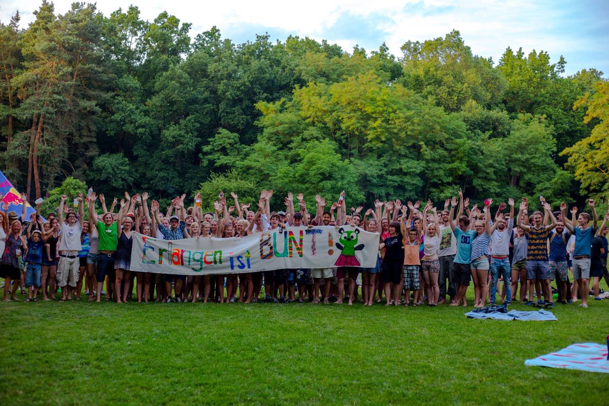 #Erlangen ist bunt! Auf dem Sommerfest gegen Rechts von <a href="/StuveFAU/">Stuve FAU</a> &amp; <a href="/RaveGuerilla/">RaveGuerilla</a>. Foto: <a href="/bangbang_93/">오브</a>. #NoZwischentag