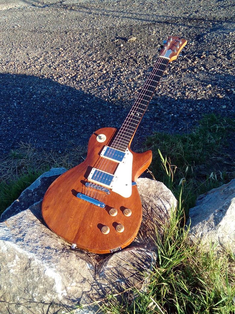 CandiVDH's tweet photo. @brusteryeah @gearivera @_ACaraDePerro_ @insomnio_cover Tu luthier de confianza #DGGuitarworks http://t.co/ggTXhc0Civ